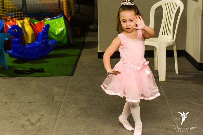 Menina vestida de bailarina em sua festa de aniversário infantil no Rio de Janeiro 