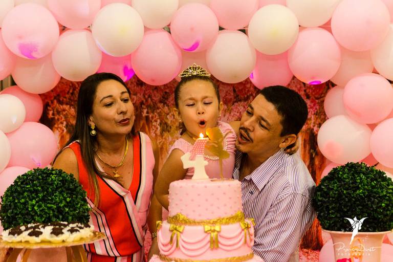 Menina assopra a velinha com os pais em sua festa infantil de aniversário com tema de bailarina no Rio de Janeiro