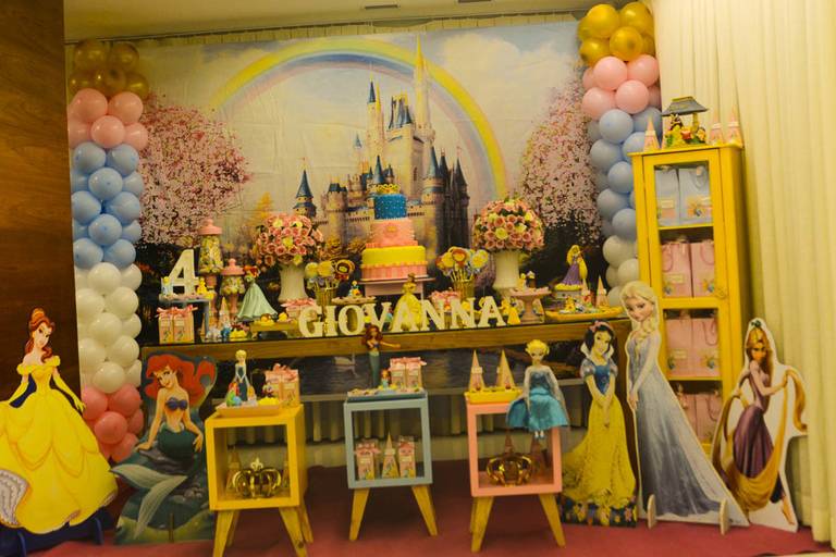 Decoração das Princesas da Disney em festa infantil de aniversário na Barra da Tijuca no Rio de Janeiro