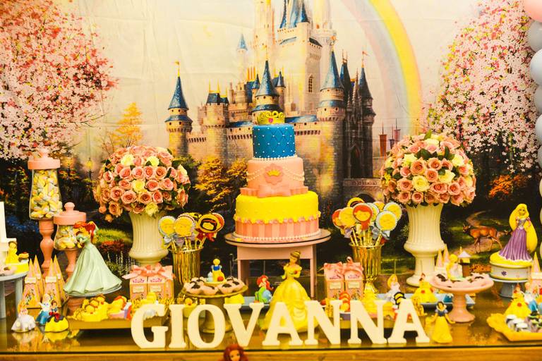 Decoração das Princesas da Disney em festa infantil de aniversário na Barra da Tijuca no Rio de Janeiro