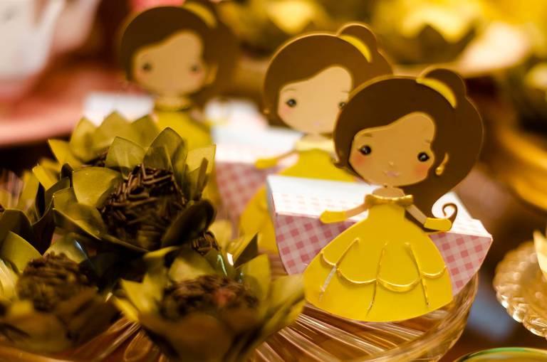 Decoração da Bela & A Fera em festa infantil de aniversário na Quintal Aventura  Em Botafogo no Rio de Janeiro