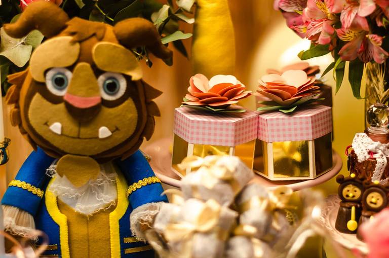 Decoração da Bela & A Fera em festa infantil de aniversário na Quintal Aventura  Em Botafogo no Rio de Janeiro