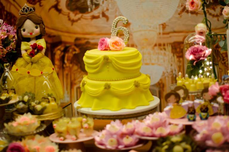 Decoração da Bela & A Fera em festa infantil de aniversário na Quintal Aventura  Em Botafogo no Rio de Janeiro