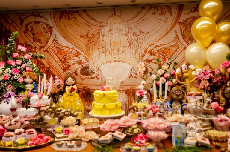 Decoração da Bela & A Fera em festa infantil de aniversário na Quintal Aventura  Em Botafogo no Rio de Janeiro