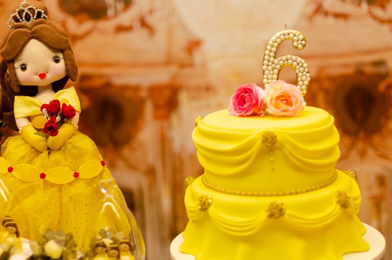 Decoração da Bela & A Fera em festa infantil de aniversário na Quintal Aventura  Em Botafogo no Rio de Janeiro