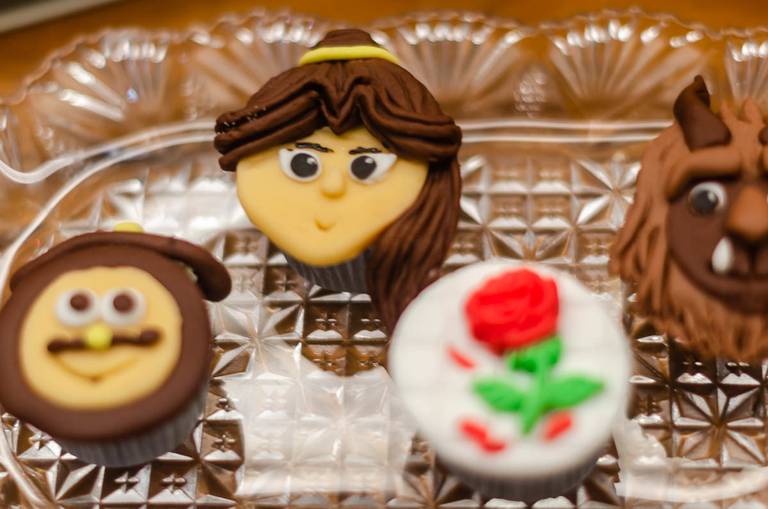Decoração da Bela & A Fera em festa infantil de aniversário na Quintal Aventura  Em Botafogo no Rio de Janeiro