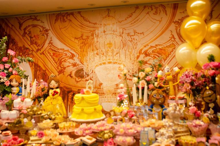 Decoração da Bela & A Fera em festa infantil de aniversário na Quintal Aventura  Em Botafogo no Rio de Janeiro