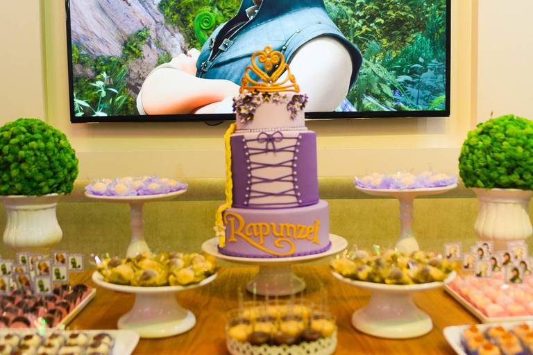 Decoraçao da Rapunzel de Enrolados da Disney em festa infantil de aniversário no Anima Som Casa de Festas no Leblon no Rio de Janeiro