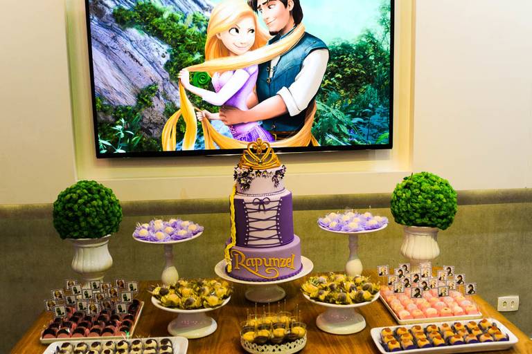 Decoraçao da Rapunzel de Enrolados da Disney em festa infantil de aniversário no Anima Som Casa de Festas no Leblon no Rio de Janeiro