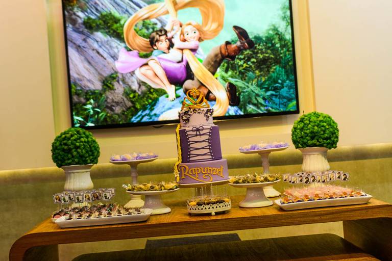 Decoraçao da Rapunzel de Enrolados da Disney em festa infantil de aniversário no Anima Som Casa de Festas no Leblon no Rio de Janeiro