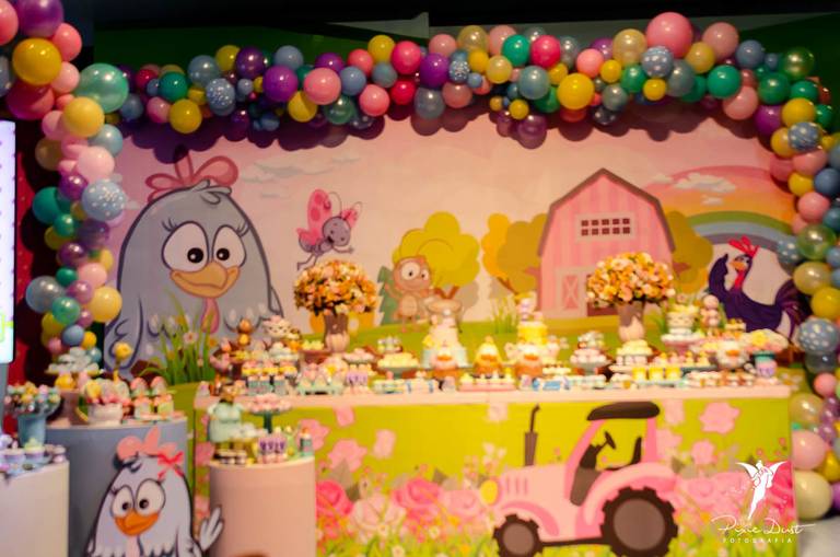 Decoração da Galinha Pintadinha em festa infantil de aniversário na Casa X  no Recreio no Rio de Janeiro