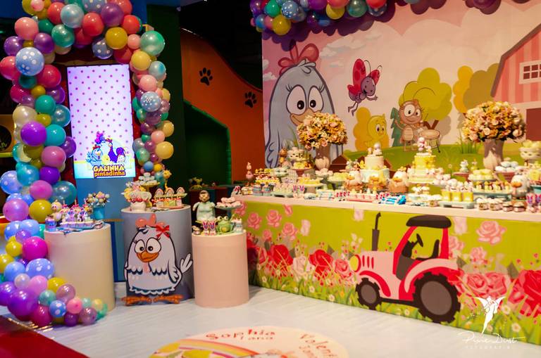 Decoração da Galinha Pintadinha em festa infantil de aniversário na Casa X  no Recreio no Rio de Janeiro