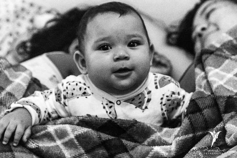 Bebê acordando no meio dos pais em casa