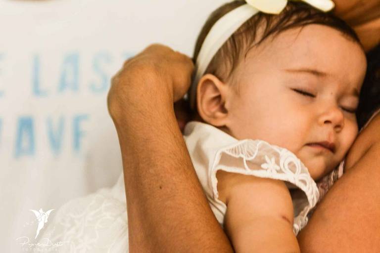 Bebê dormindo em seu batizado