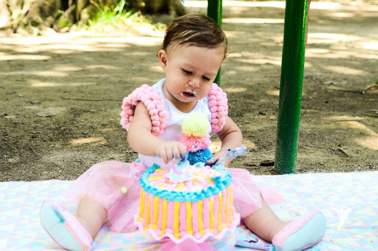 Bebê provando o bolo da sua festa de aniversário infantil no Parque Laje
