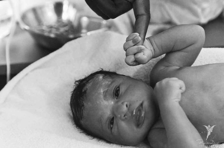 Recém Nascido Segurando o Dedo do Pai 