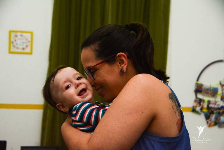 Mamãe apertando seu bebê 