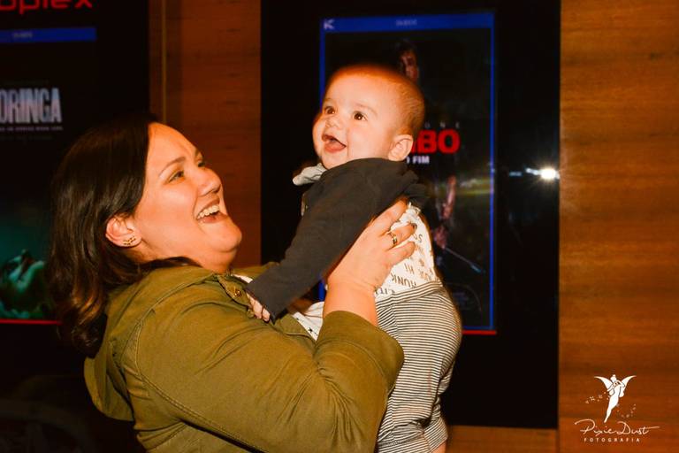 Mãe e  Bebê se divertindo no Cine Materna