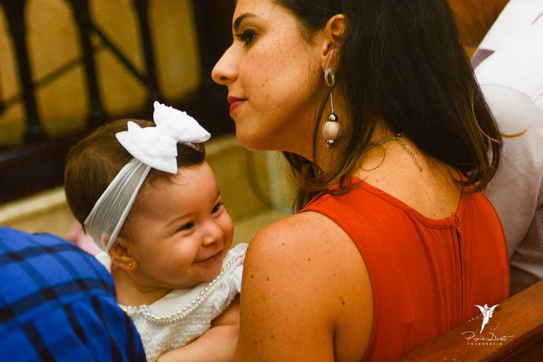 Bebê Sorrindo no colo da mãe