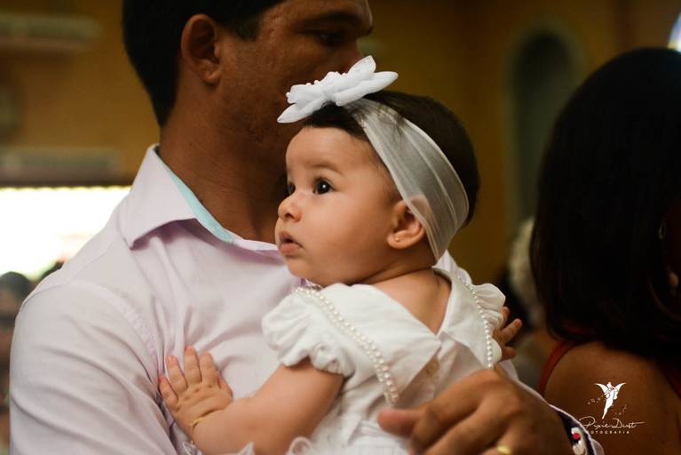 Bebê olhando algo curioso
