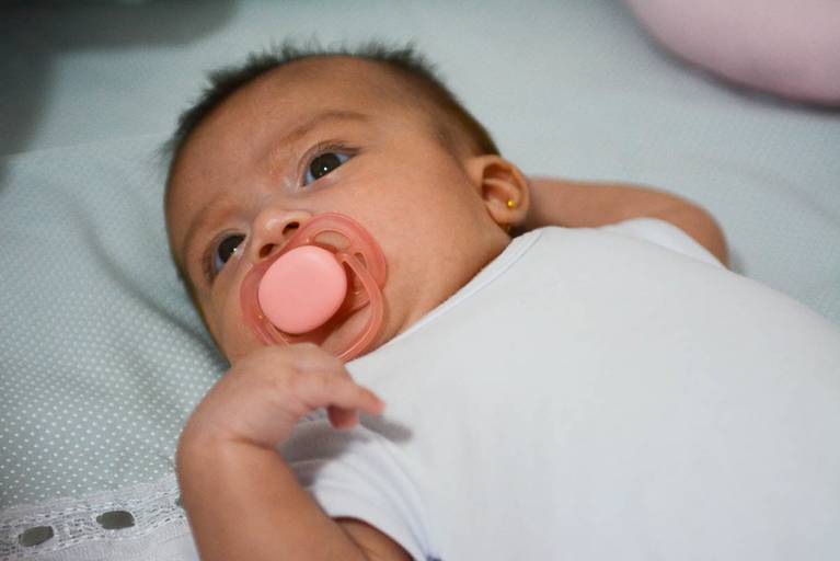 Ensaio Newborn Lifestyle no Quartinho do Bebê dentro de Casa no Rio de Janeiro