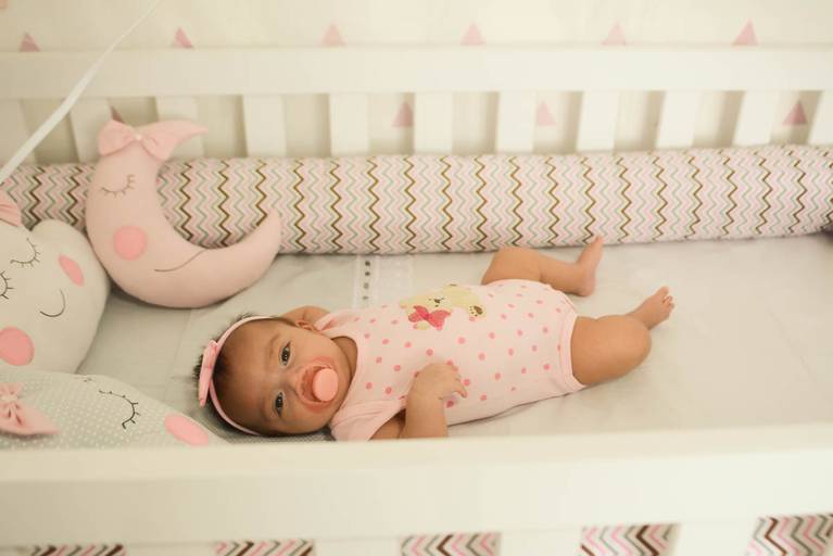 Ensaio Newborn Lifestyle no Quartinho do Bebê dentro de Casa no Rio de Janeiro