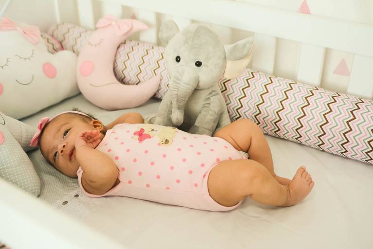 Ensaio Newborn Lifestyle no Quartinho do Bebê dentro de Casa no Rio de Janeiro