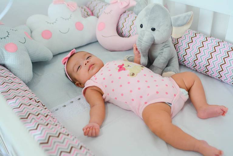 Ensaio Newborn Lifestyle no Quartinho do Bebê dentro de Casa no Rio de Janeiro