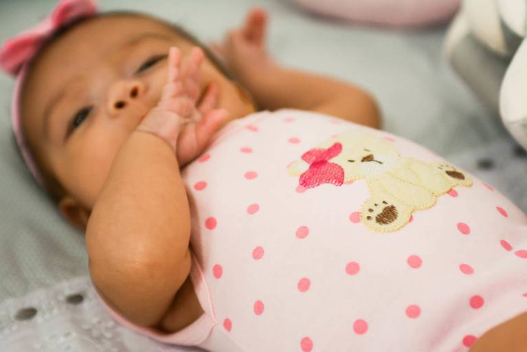 Ensaio Newborn Lifestyle no Quartinho do Bebê dentro de Casa no Rio de Janeiro