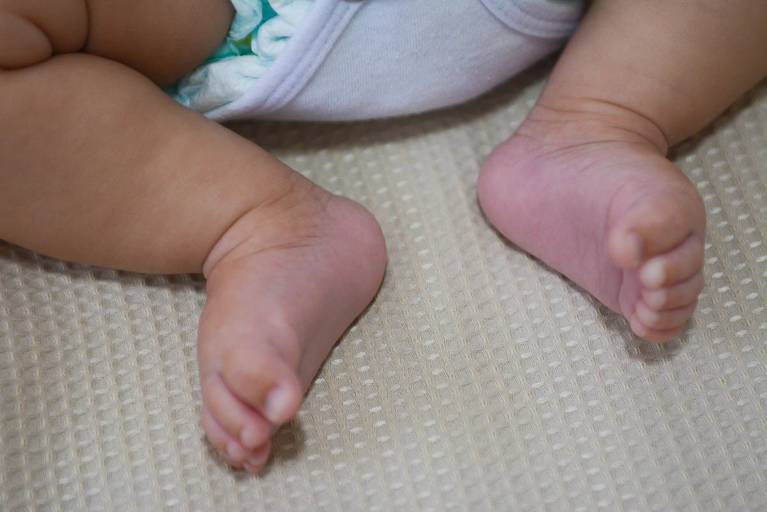 Ensaio Newborn Lifestyle no Quartinho do Bebê dentro de Casa no Rio de Janeiro