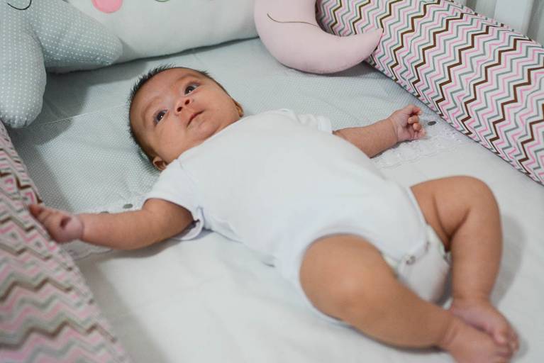 Ensaio Newborn Lifestyle no Quartinho do Bebê dentro de Casa no Rio de Janeiro