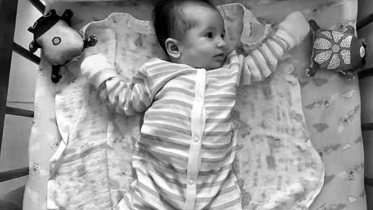 Bebê no seu berço em casa 