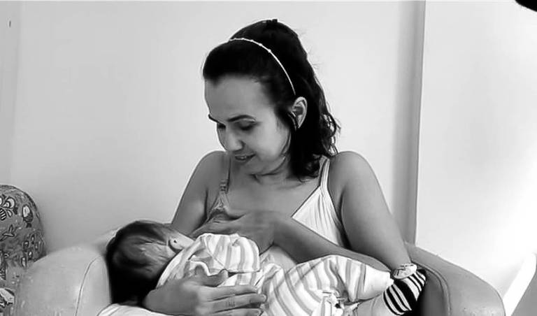 Mamãe amamentando seu bebê