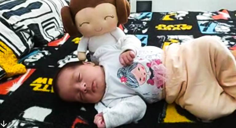 Bebê Nerd dormindo ao lado da boneca da Princesa Leia de Star Wars 