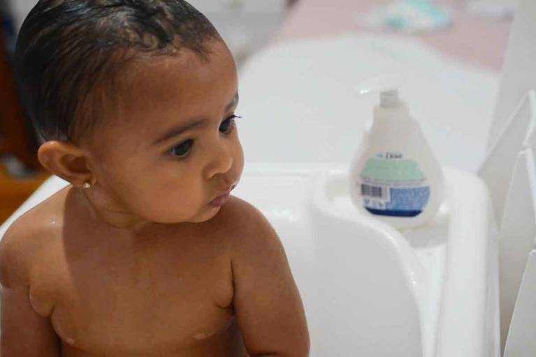 Bebê durante o banho  no Rio de Janeiro 