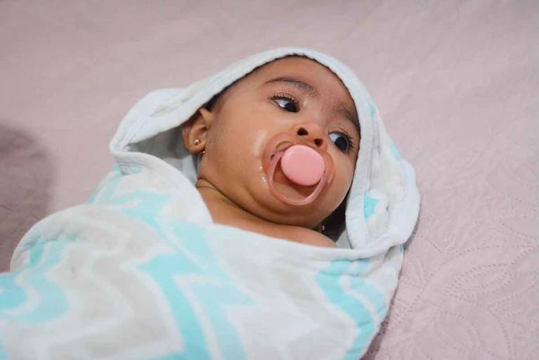 Bebê após o banho enrolada na toalha e com chupeta Rio de Janeiro 