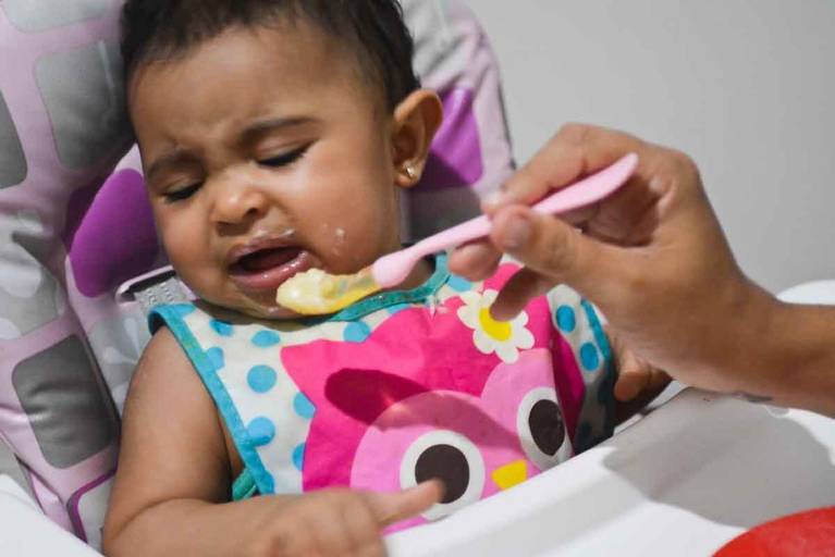 Introdução Alimentar do bebê de 6 meses no Rio de Janeiro - Bebê fazendo careta para a comida