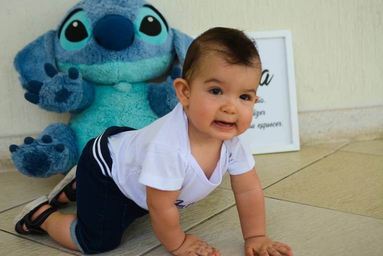 Ensaio Externo Bebe 8 meses com Stitch de Pelúcia no Recreio dos Bandeirantes Rio de Janeiro