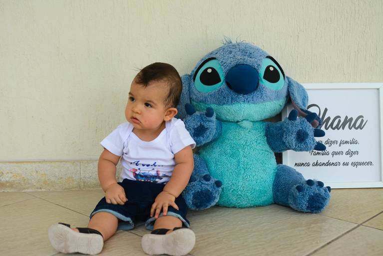 Ensaio Externo Bebe 8 meses com Stitch de Pelúcia no Recreio dos Bandeirantes Rio de Janeiro