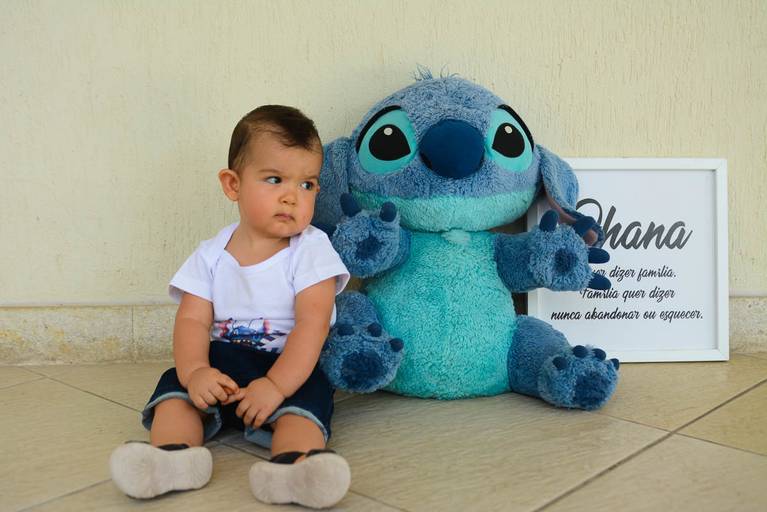 Ensaio Externo Bebe 8 meses com Stitch de Pelúcia no Recreio dos Bandeirantes Rio de Janeiro