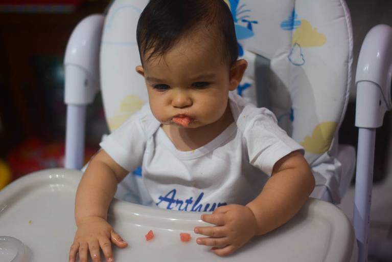 Ensaio Dentro de Casa com Bebe 8 meses durante a Introdução Alimentar no Recreio dos Bandeirantes Rio de Janeiro