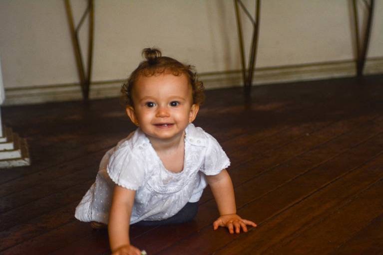 Bebê de um aninho engantinhando em Ensaio Dentro de Casa na Barra da Tijuca Rio de Janeiro 
