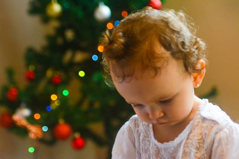 Bebê de um aninho séria em Ensaio Dentro de Casa na Barra da Tijuca Rio de Janeiro 