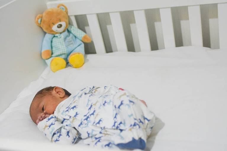 Ensaio Newborn Lifestyle no Bercinho do Bebê Dentro de Casa em Jacarepagua no Rio de Janeiro 