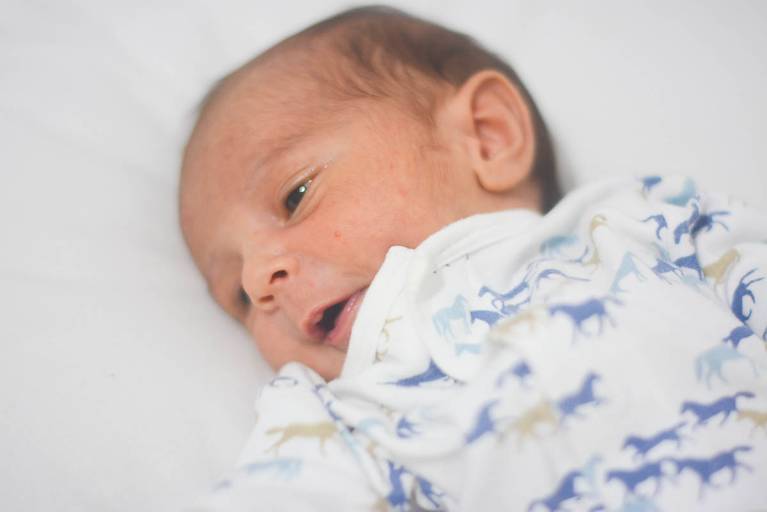 Ensaio Newborn Lifestyle Dentro de Casa em Jacarepagua no Rio de Janeiro 