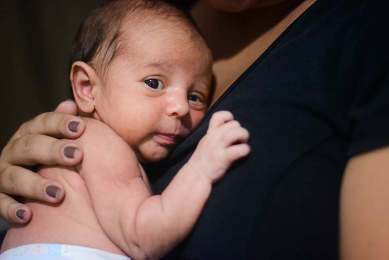 Ensaio Newborn Lifestyle Dentro de Casa em Jacarepagua no Rio de Janeiro 