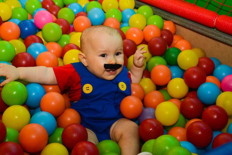 Bebê de 1 aninho durante Festa Infantil do Super Mario Bros na casa de festa Arca dos Sonhos em Laranjeiras no Rio de Janeiro