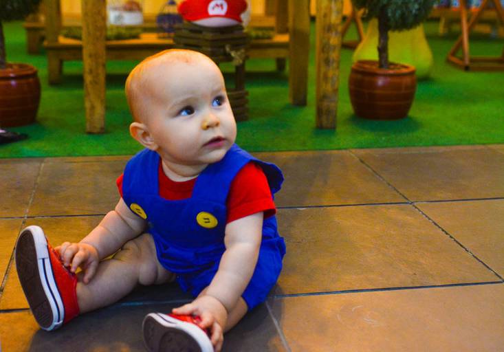 Bebê de 1 aninho durante Festa Infantil do Super Mario Bros na casa de festa Arca dos Sonhos em Laranjeiras no Rio de Janeiro