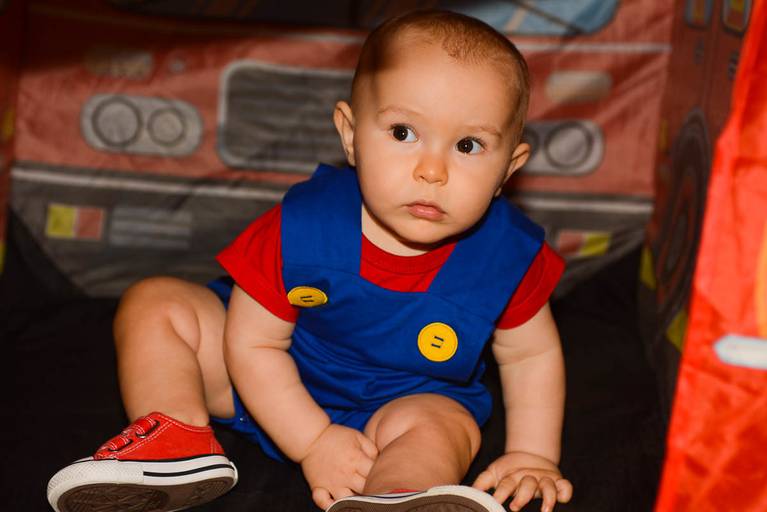 Bebê de 1 aninho durante Festa Infantil do Super Mario Bros na casa de festa Arca dos Sonhos em Laranjeiras no Rio de Janeiro