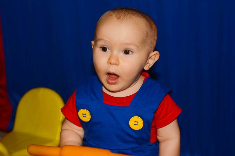 Bebê de 1 aninho durante Festa Infantil do Super Mario Bros na casa de festa Arca dos Sonhos em Laranjeiras no Rio de Janeiro